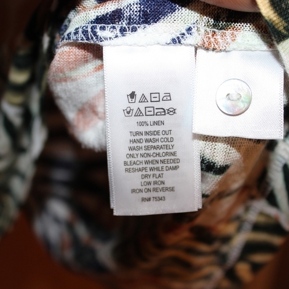 TAHARI Luxe Linen Palm Print Short Sleeve Blouse with Buttons Down the Back - Picture 5 of 6